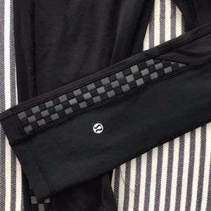 EUC Lululemon Inspire Crop II LIMITED EDITION